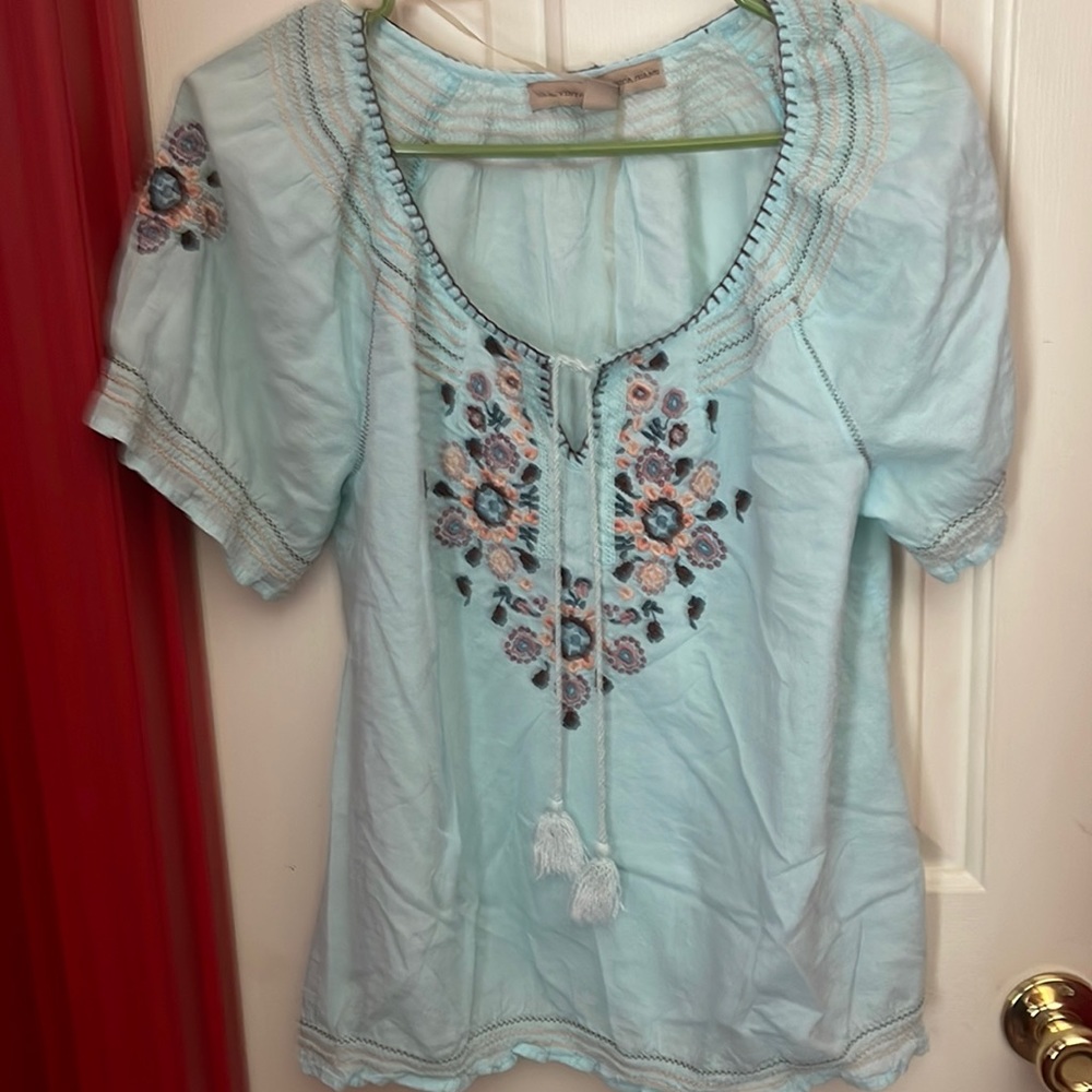 Embroidery details both sleeves
